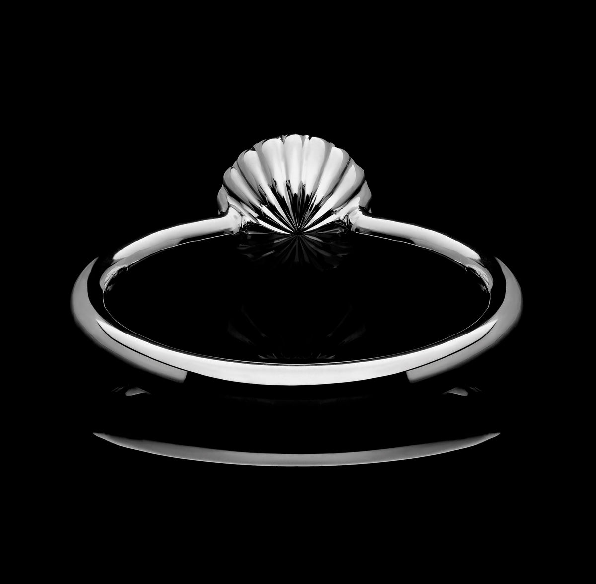 Rear view of the Cannelé ring showing its point of convergence