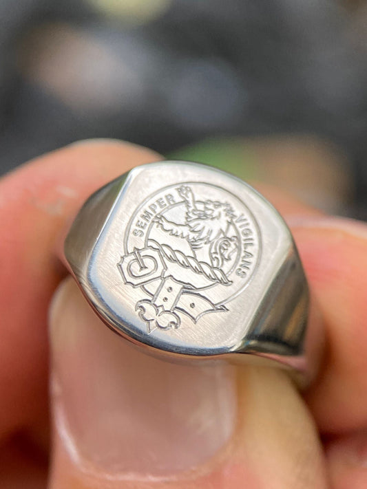Signet ring in titanium with hand engraved coat of arms 