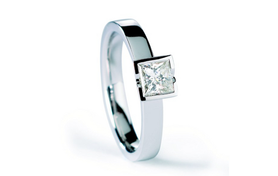 British engagement ring by Andrew Geoghegan with a traditional and elegant style