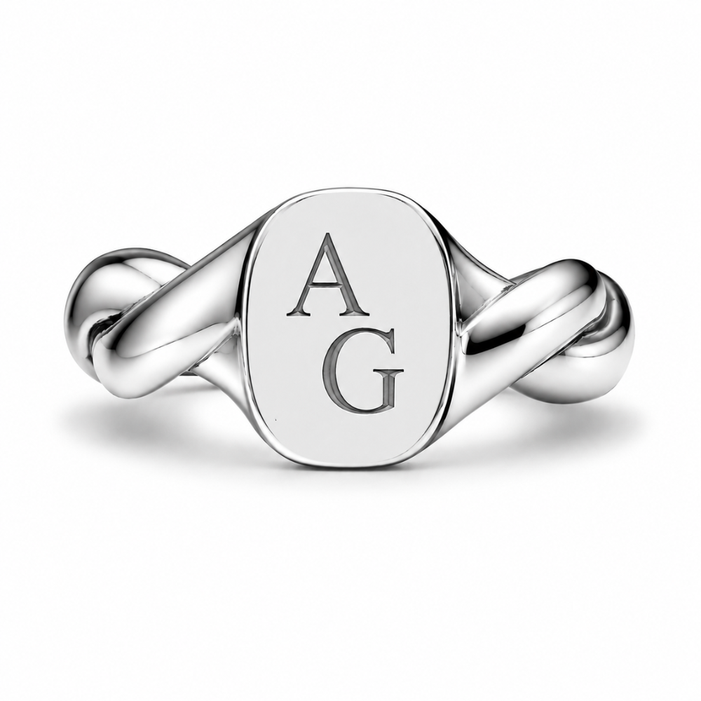 Treowth Wunden II silver signet ring with hand-engraved initials in the classic style